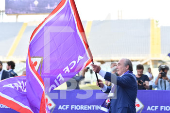 2019-06-07 - Rocco Commisso con la bandiera della Fiorentina - PRESENTAZIONE NUOVO PROPRIETARIO DELLA FIORENTINA - ROCCO COMMISSO - ITALIAN SERIE A - SOCCER